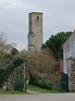 Tour subsistante de l'ancienne abbaye de Buzay.