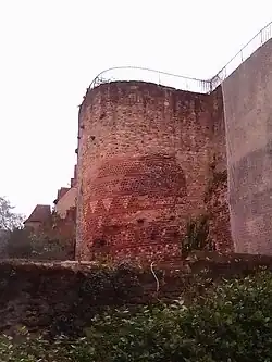 Vue générale d'une tour ayant perdu ses parties hautes