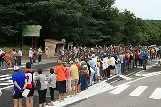 En 2007, le Tour au carrefour de Cazelles.