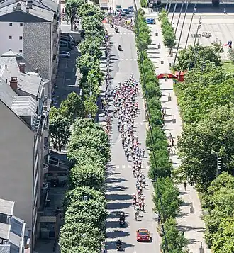 Passage du peloton avenue Victor-Hugo, lors de la 10e étape du Tour de France 2019