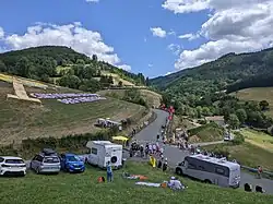 À proximité du hameau de Biconne au début de l’ascension, lors du passage du Tour de France 2023. Au fond et au centre le col de la Croix-Montmain (736&nbsp;m), à droite le bois de la Pyramide.