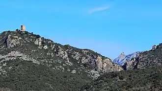 Tour avec au loin le château de Quéribus