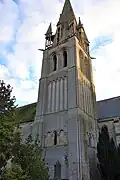 Les trois niveaux de la tour et la flèche octogonale avec ses lucarnes et ses clochetons.