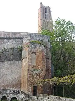 Photo couleur d'une tour à plateforme plane servait de belvédère. Les traces de briques tronquées sur le côté laissent entrevoir une partie des défenses démolies. Le clocher de la cathédrale apparait en arrière-plan.