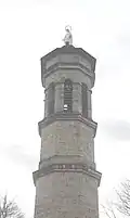 La tour surmontée de la statue de la Vierge.