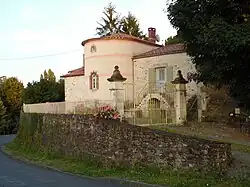 L'une des tours d'origine aménagée en maison et localisée au no&nbsp;21 rue du Château Neuf.