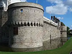 Photographie de la tour vue des douves.