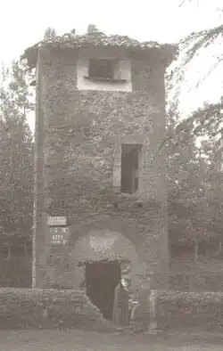 Maurice Gourdon pris en photo devant la tour de Latoue par Norbert Casteret en juin 1931