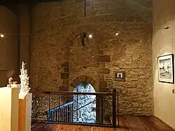 Photographie de la porte d'entrée dans la tour.