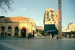 De gauche à droite : l'Office du Tourisme, l'Hôtel de Ville, le Triangle, le Polygone