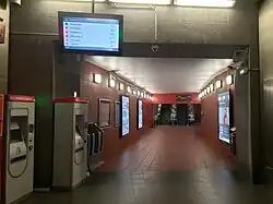 Couloir d'entrée vers l'accès Place de la République