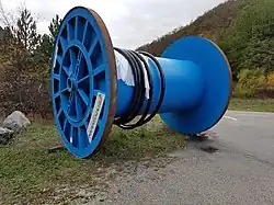 Touret de câble électrique vide, il ne reste que quelques mètres