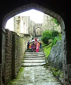 Touristes visitant l'intérieur du Fort de Kangra