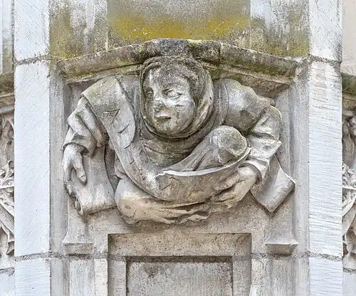 Détail du portail : un cul-de-lampe.