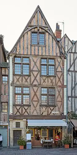 Maison médiévale au 12 rue du Grand-Marché (place Plumereau).