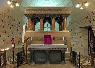 Tombeau reconstitué de saint Martin de Tours : vide,, il ne contient que quelques reliques et les intentions de prière déposées par les fidèles.