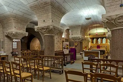 Vue générale avec le tombeau à droite.