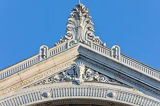 Détails au sommet d'une des deux verrières.