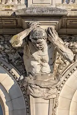 Un des atlantes de la façade de l'Hôtel de ville.
