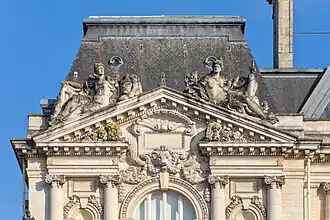 Le Courage et la Force, sur le fronton ouest.