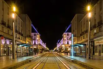 La rue Nationale de nuit, avec les voies du tramway au centre