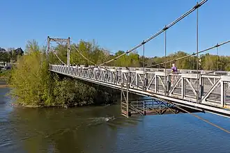 La passerelle Saint-Symphorien, côté rive gauche (sud), rejoint l'île Aucard