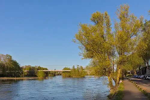 Les quais de Loire, avec la passerelle au fond.