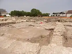 Photographie en couleurs d'une pièce dont le sol en carrelage reste visible.