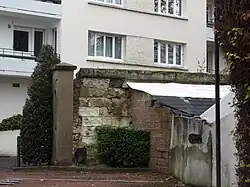 Photographie en couleurs d'un mur décoré sur sa longueur d'une moulure semi-cylindrique.