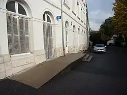 Photographie en couleurs des façades de  deux bâtiments formant un léger angle