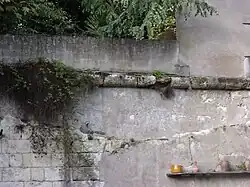 Photographie en couleurs d'un mur décoré sur sa longueur d'une moulure semi-cylindrique.