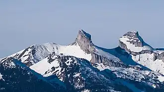 La tour d'Aï (au centre) et la tour de Mayen (à droite).