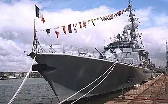 L'avant du Tourville arborant le grand pavois, amarré à quai.