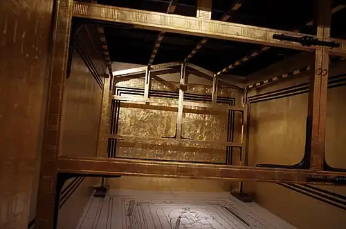 Vue sur l'intérieur de la première chapelle en bois dorée (réplique).