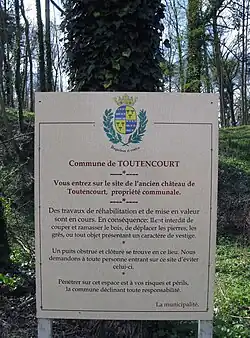 Panneau informatif à proximité de l'église, à l'entrée du site de la motte féodale.