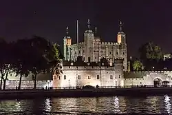 Vue d'ensemble du bâtiment, la nuit.