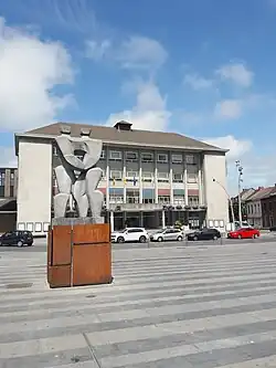 L'hôtel de ville et le monument de la Paix.