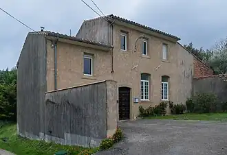 Photo de la mairie : un bâtiment sans signe distinctif (ni panneau ni drapeau) avec un premier étage, sous un toit en tuile.