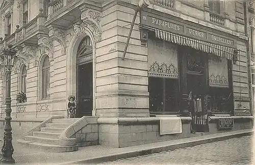 Commerce « Périer » de parapluies et ombrelles intégré au bâtiment au début du XXe&nbsp;siècle donnant sur la rue Léon-Gambetta.