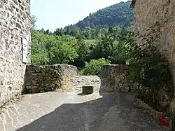 Le début de la chaussée, côté rive droite.