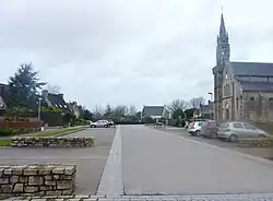 Trégarantec : l'église paroissiale Saint-Théarnec et la place principale du bourg.