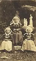 Femmes de Trégunc (vers 1880, photographie, auteur anonyme).
