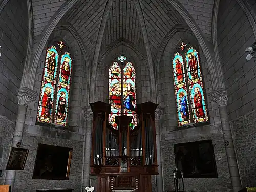 Les vitraux et l'orgue du chœur de l'église.