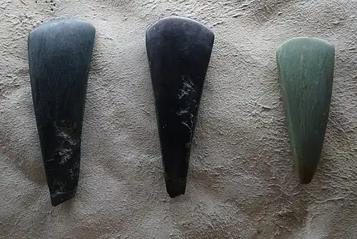 Haches en pierre polie du trésor de Sivrey.