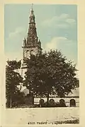 Trévé : le clocher de l'église paroissiale vers 1920 (carte postale).