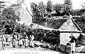 Trévé ː le lavoir près de la fontaine Saint-Just vers 1920 (carte postale).