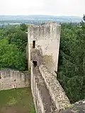 La tour en fer à cheval et vestige du rempart la reliant au donjon.