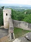 La tour ronde, la haute-cour, rempart avec un couloir menant du donjon à la tour-latrine disparue.