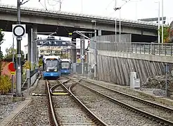La sortie de Gröndal avec la ligne Tvärbanan sous le viaduc de Gröndal.
