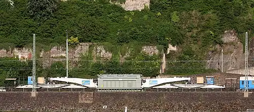 Le transformateur est maintenu juste au-dessus du niveau des rails entre deux wagons. Il est tenu par deux énormes poutres de chaque côté, elles sont reliées aux wagons adjacents.